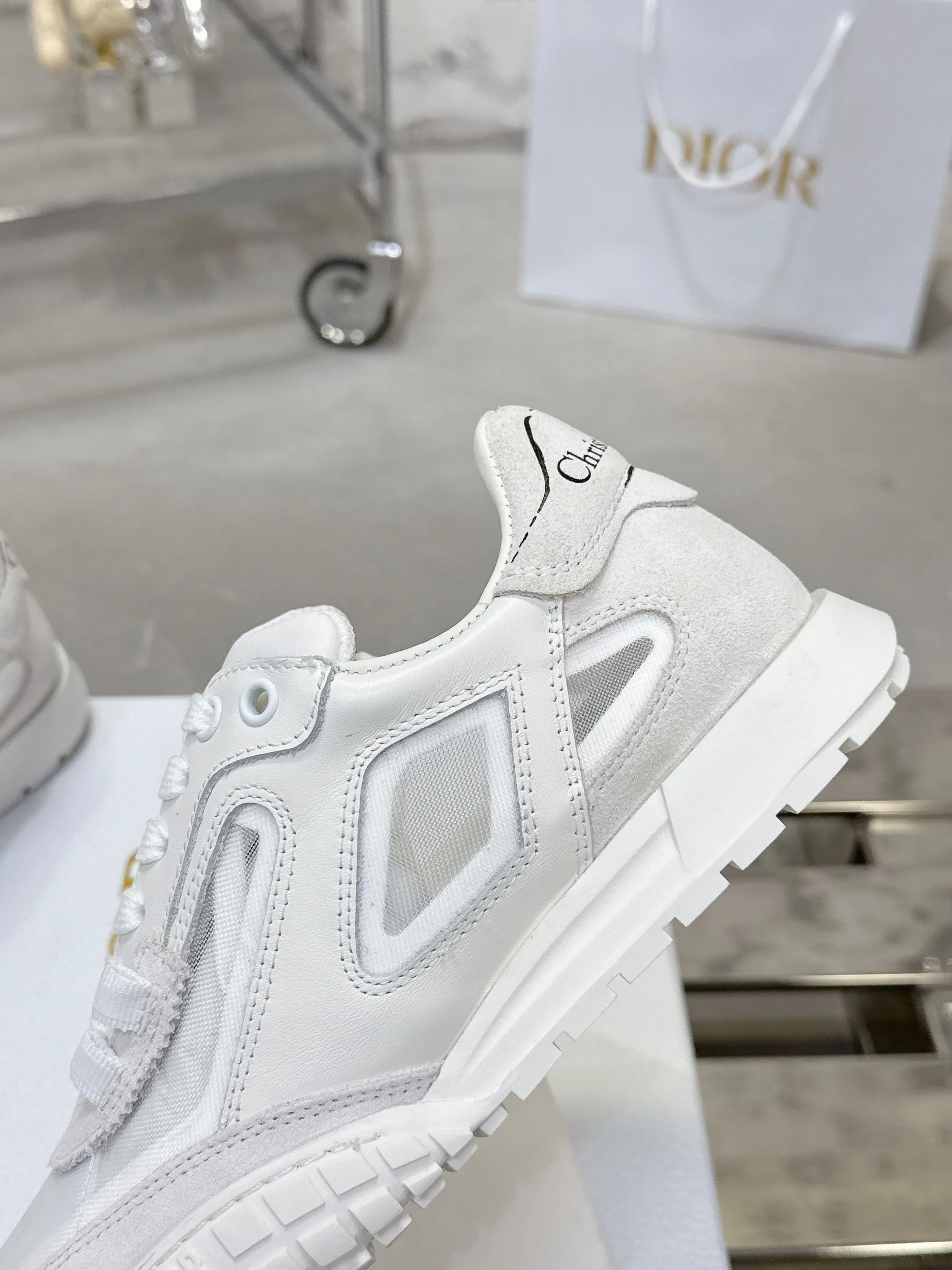 Factory price 640💰 Top version! ! ! Dior Tech sneakers Dior Tech is newly launched, with exquisite color matching and autumn and winter atmosphere. This Dior Tech sneaker is a new product in the 2026 early spring ready-to-wear series. It is equipped with fashionable details and highlights the retro aesthetics. Made of calfskin and suede calfskin upper with transparent mesh side panels and ChristianDior Paris signature on the heel and tongue. A textured, tonal Dior signature sole adds couture style. Upper material: Textile, cowhide split leather, cowhide leather with Christian Dior Paris logo on the heel and tongue Textured Dior logo rubber sole embellished with Christian Dior's lucky star symbol! Size 35-46 (40 for women, 41 for men, 38.45.46, custom made and non-refundable)